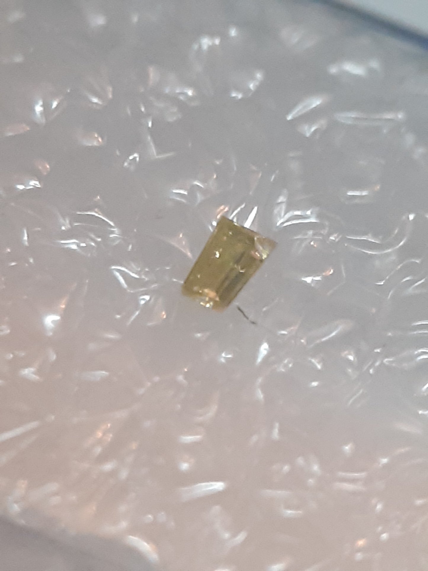 Certified Diamond - Tapered Baguette - 0.02ct - I1 - Natural Fancy greyish greenish Yellow - Natural Gems Belgium