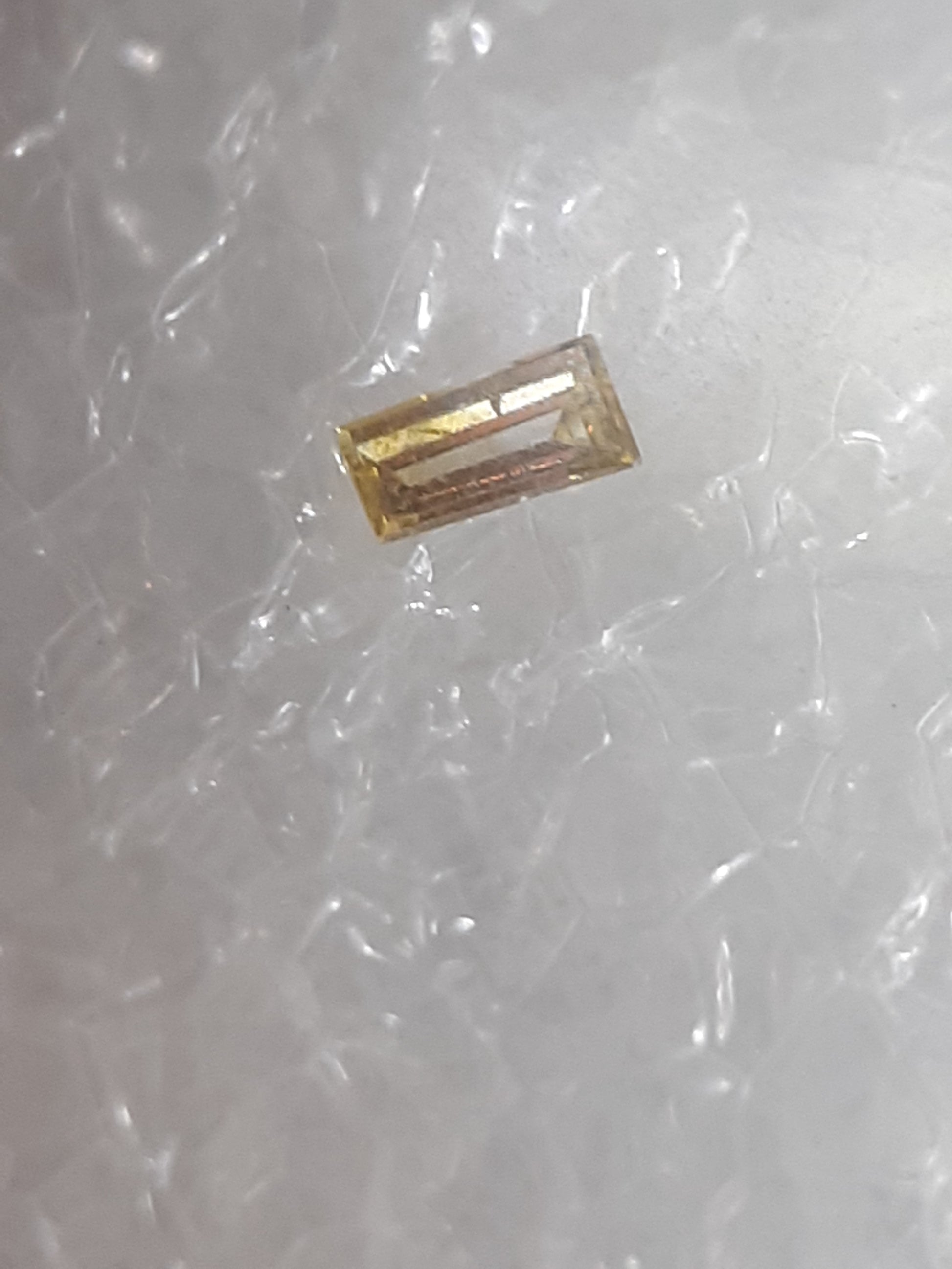 Natural Diamond - Tapered Baguette - 0.02ct - SI2 - certifiedl Fancy brownish Yellow - Natural Gems Belgium