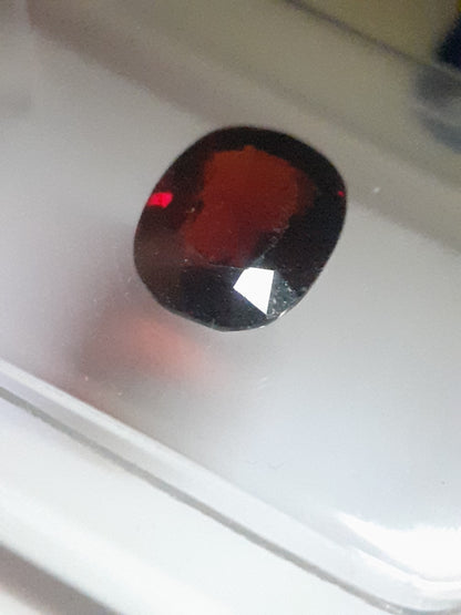 Certified orangy red Spessartite Garnet - 1.17 ct oval  - Sealed - Natural Gems Belgium