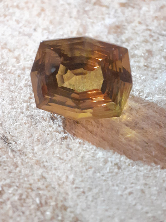 orangy brownish natural Citrine, hexagon, 8.40 ct excellent cut - Natural Gems Belgium
