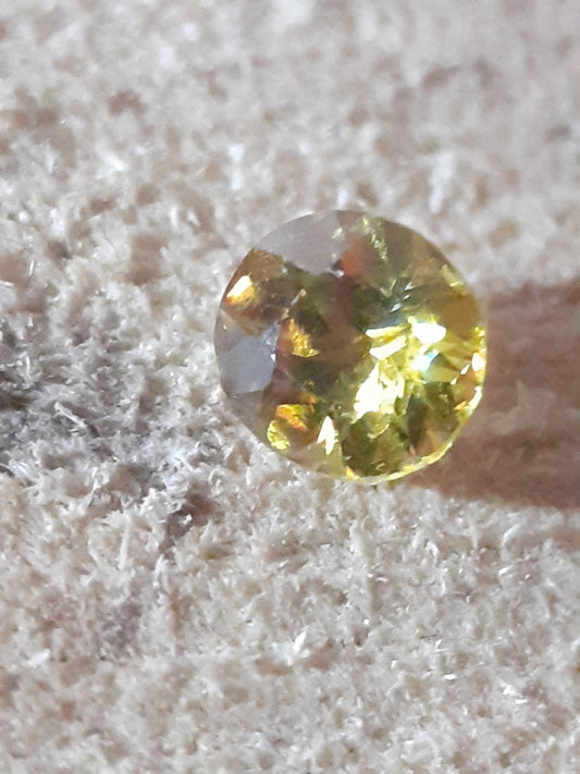 natural light brownish brownish Yellow round Sphene, 0.40 ct - Natural Gems Belgium
