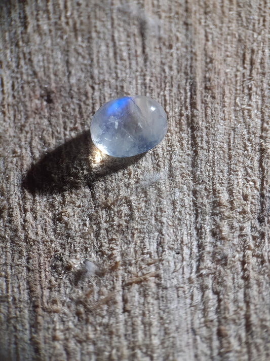 natural pale blue oval cabochon moonstone, 3.80 ct - Natural Gems Belgium