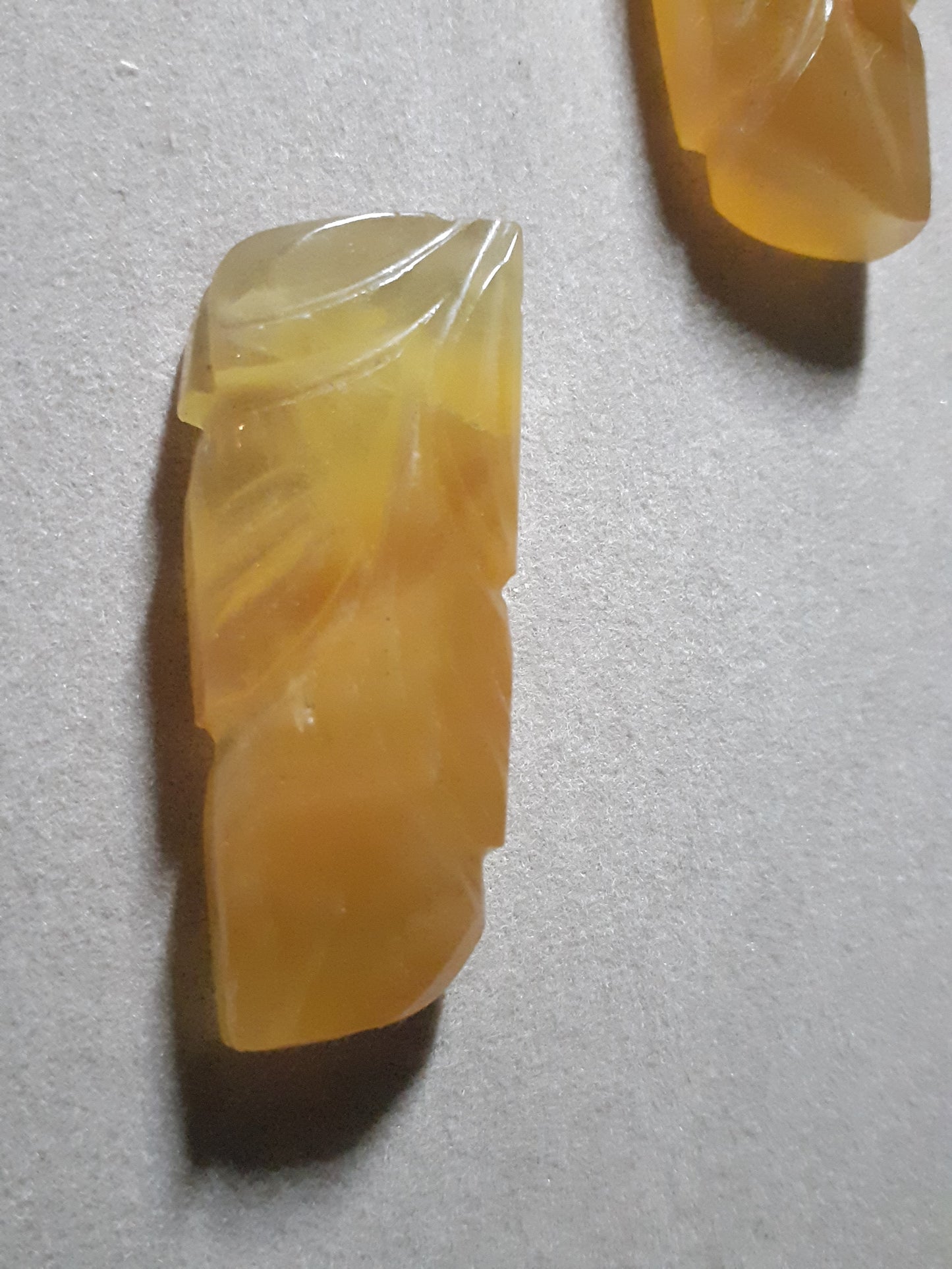 Handcarved Fluorite : pair of leaves - natural fluorite 80.90 ct - Natural Gems Belgium