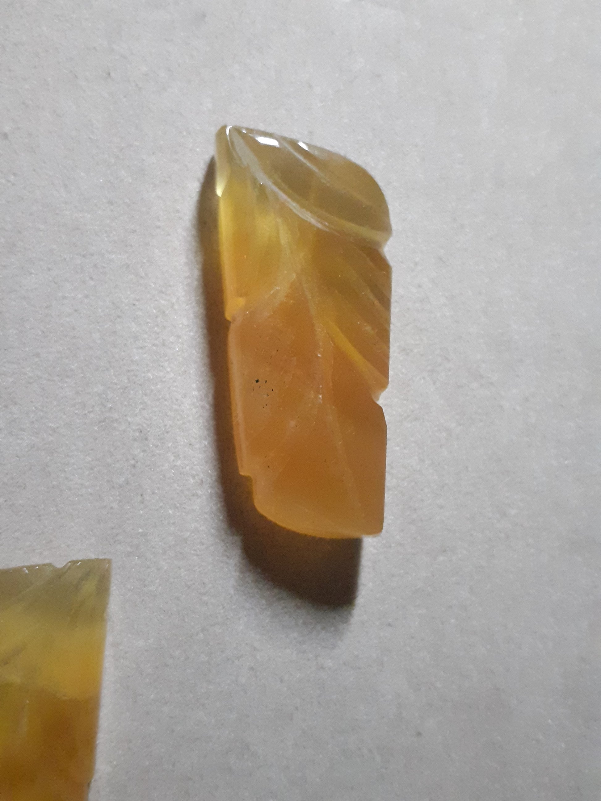 Handcarved Fluorite : pair of leaves - natural fluorite 80.90 ct - Natural Gems Belgium