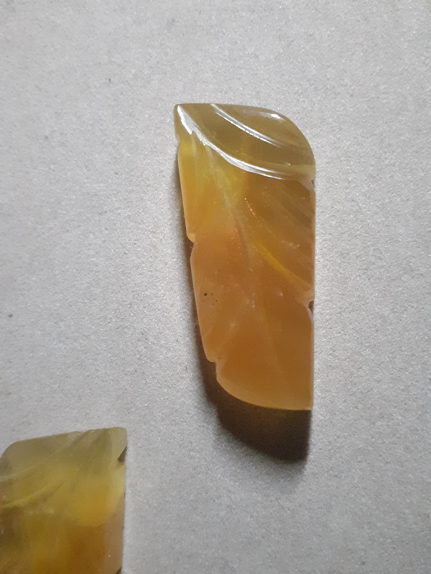 Handcarved Fluorite : pair of leaves - natural fluorite 80.90 ct - Natural Gems Belgium