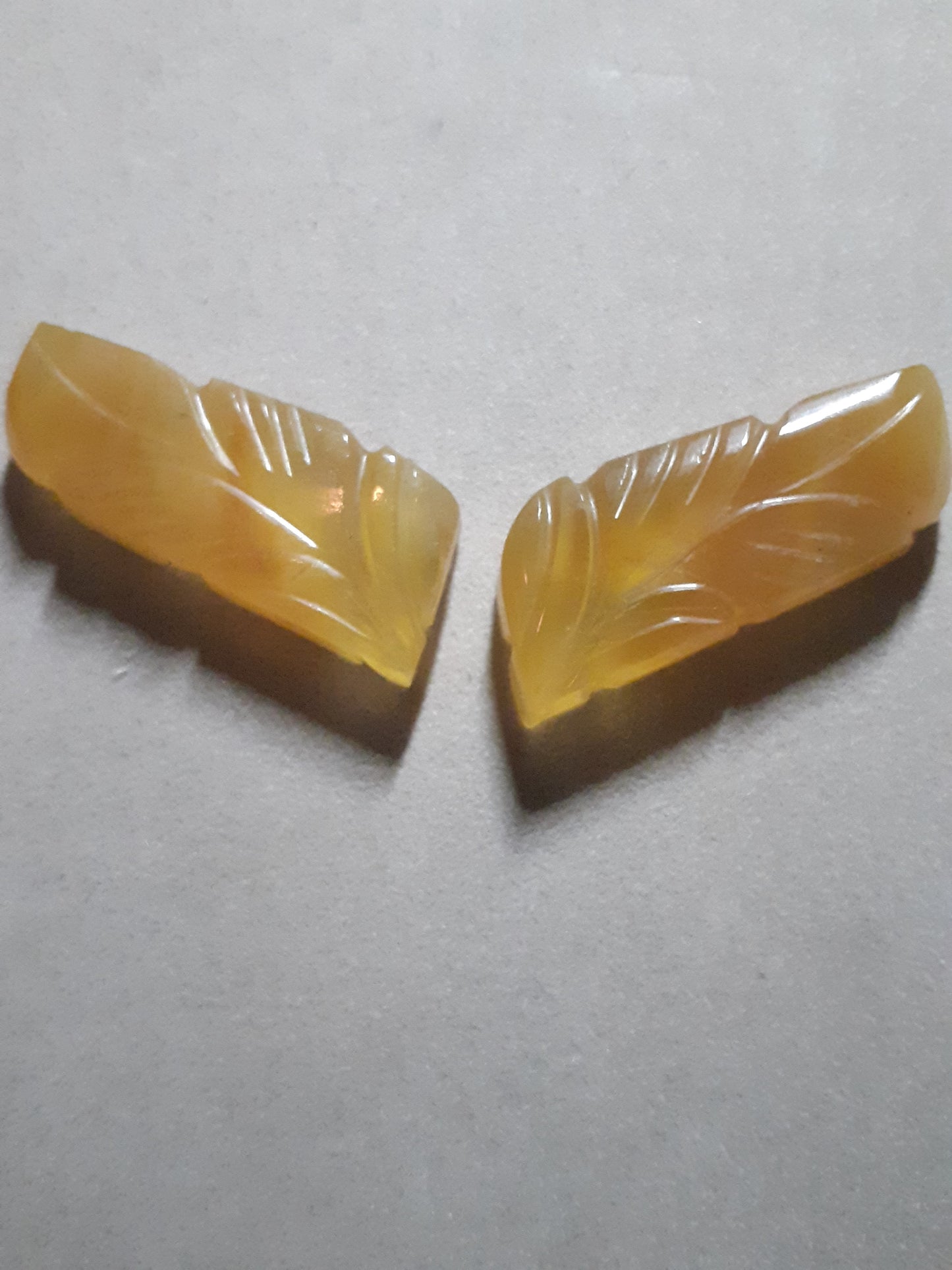 Handcarved Fluorite : pair of leaves - natural fluorite 80.90 ct - Natural Gems Belgium