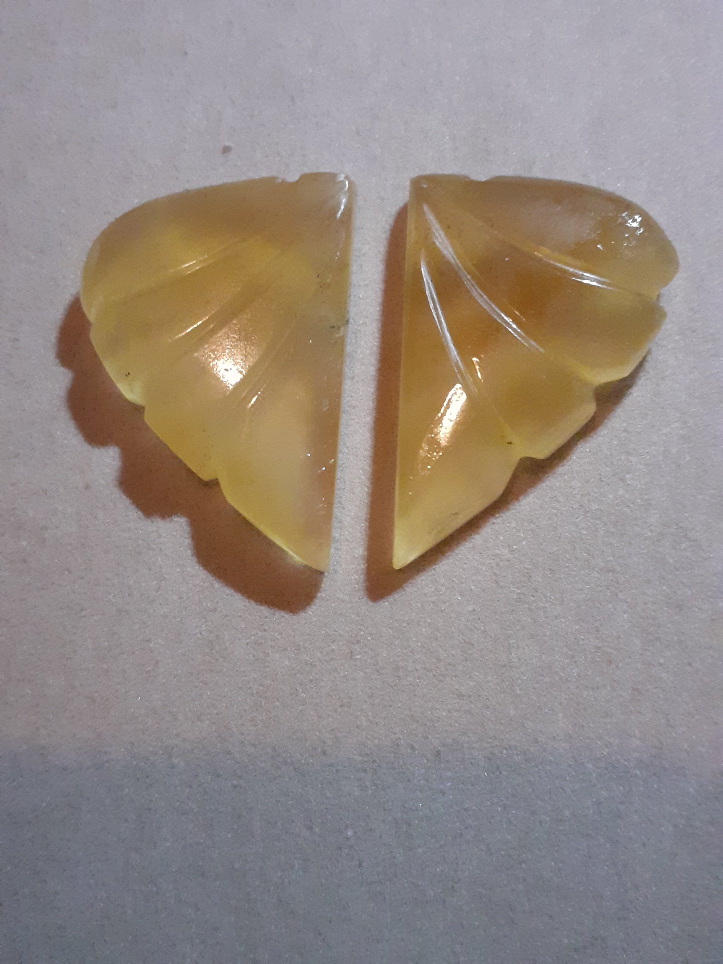 Handcarved Fluorite : pair of leaves forming heart - natural fluorite 40.05 ct - Natural Gems Belgium