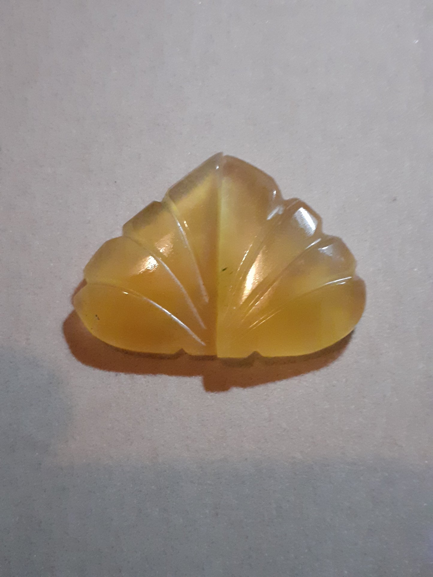 Handcarved Fluorite : pair of leaves forming heart - natural fluorite 40.05 ct - Natural Gems Belgium