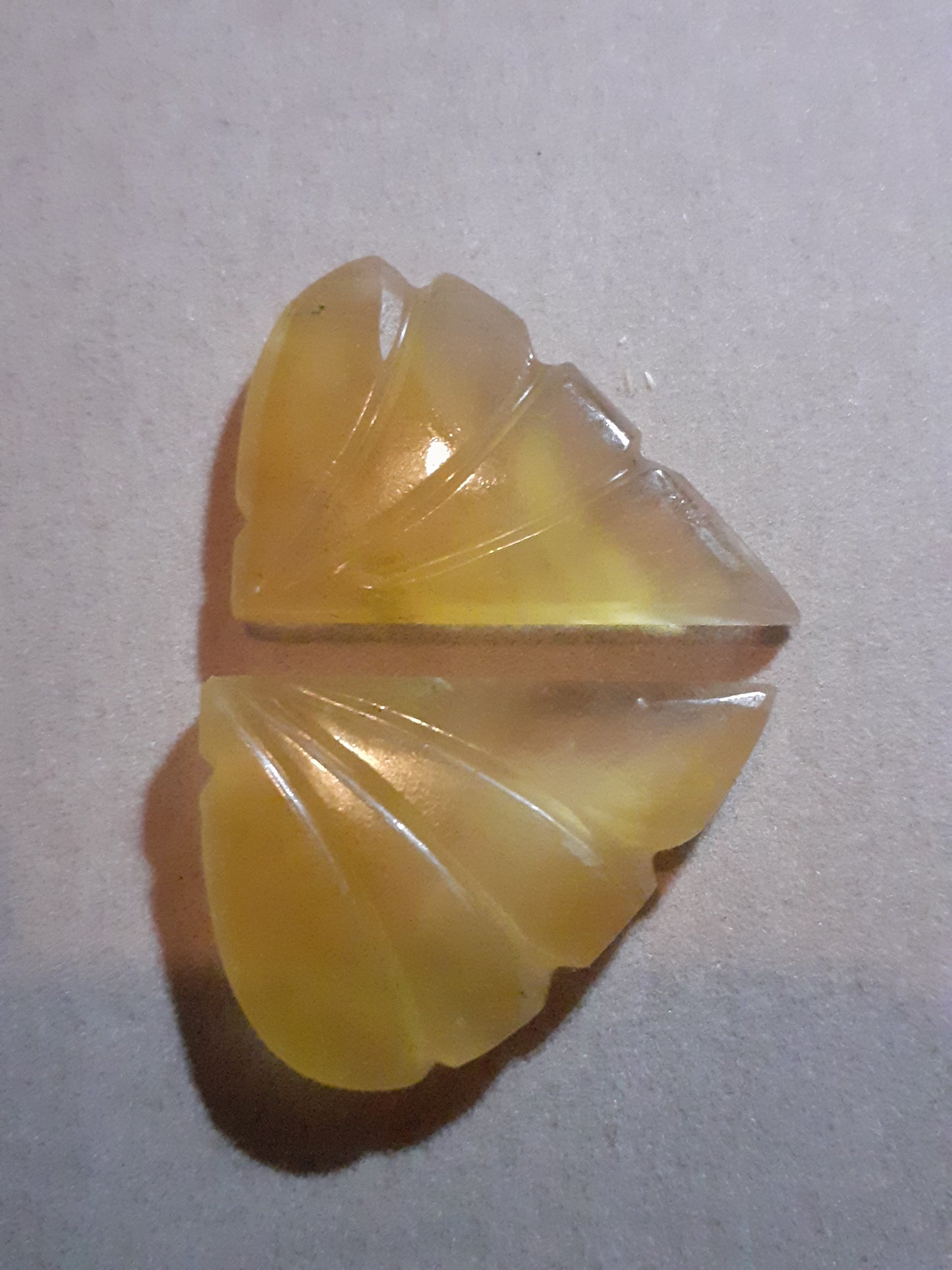 Handcarved Fluorite : pair of leaves forming heart - natural fluorite 40.05 ct - Natural Gems Belgium