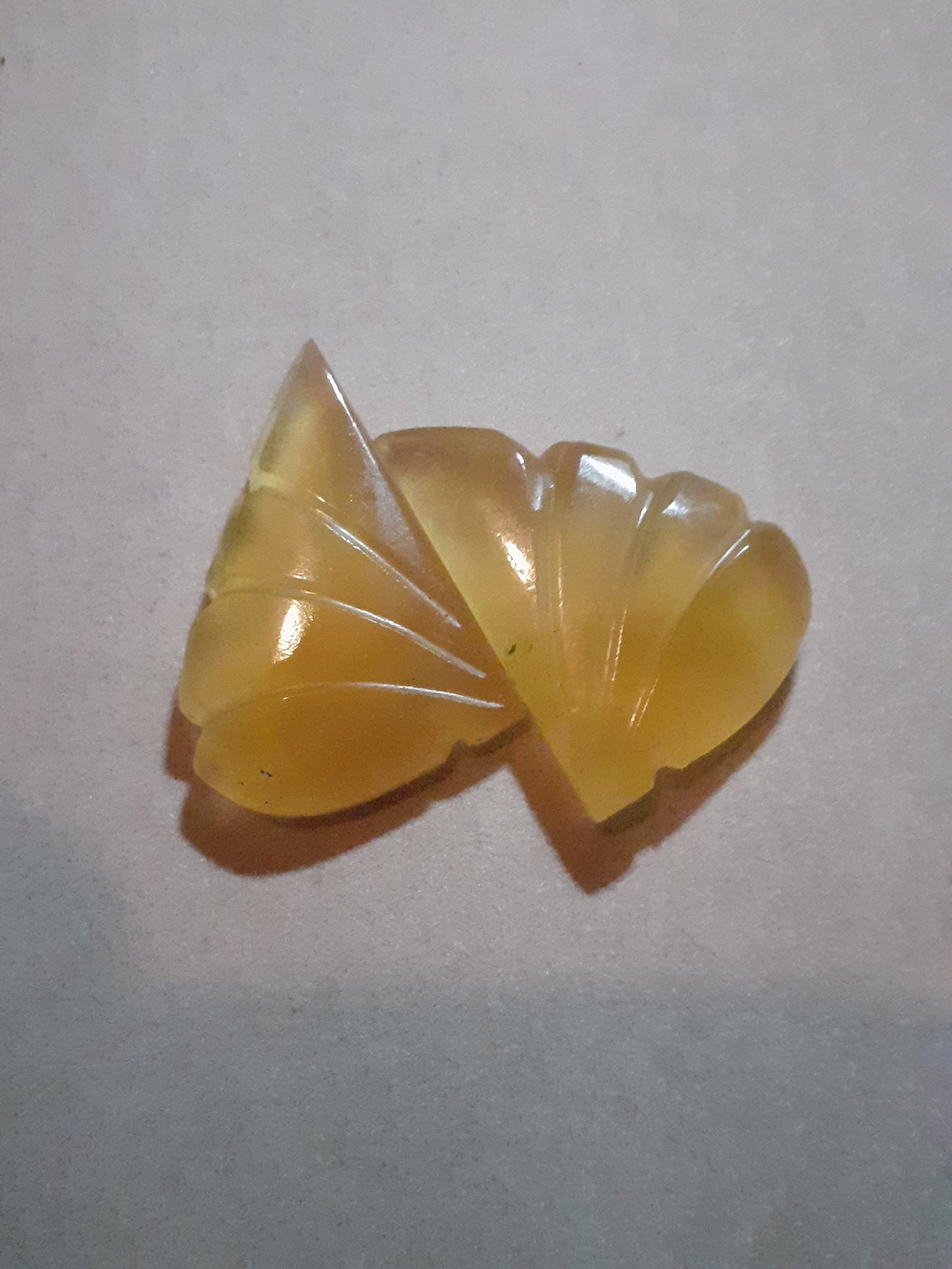 Handcarved Fluorite : pair of leaves forming heart - natural fluorite 40.05 ct - Natural Gems Belgium