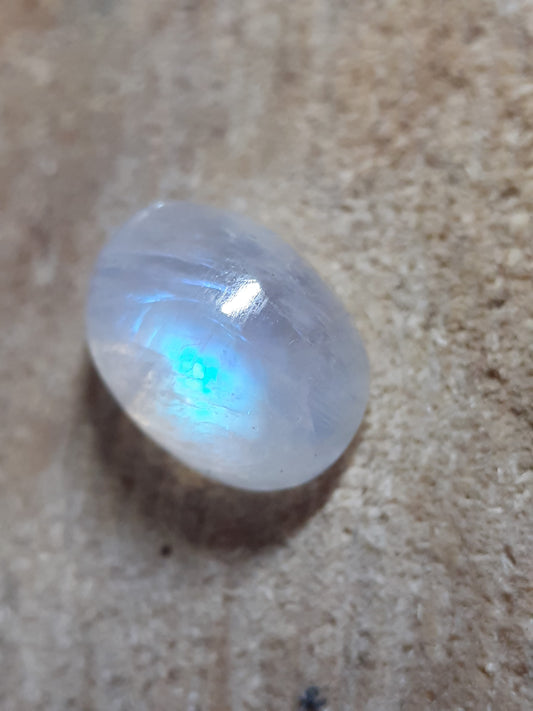 Oval cabochon natural pale blue moonstone, 3.55 ct - Natural Gems Belgium