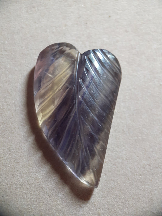 Handcarved Fluorite : leaf bluish grey - natural fluorite 38.55 ct - Natural Gems Belgium