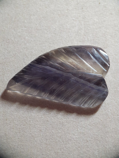 Handcarved Fluorite : leaf bluish grey - natural fluorite 38.55 ct - Natural Gems Belgium