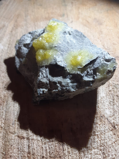 beautiful decorative cluster with yellow brucite, rough natural stone, 261 ct - Natural Gems Belgium