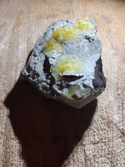 beautiful decorative cluster with yellow brucite, rough natural stone, 261 ct - Natural Gems Belgium