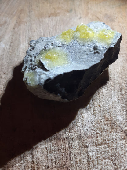 beautiful decorative cluster with yellow brucite, rough natural stone, 261 ct - Natural Gems Belgium