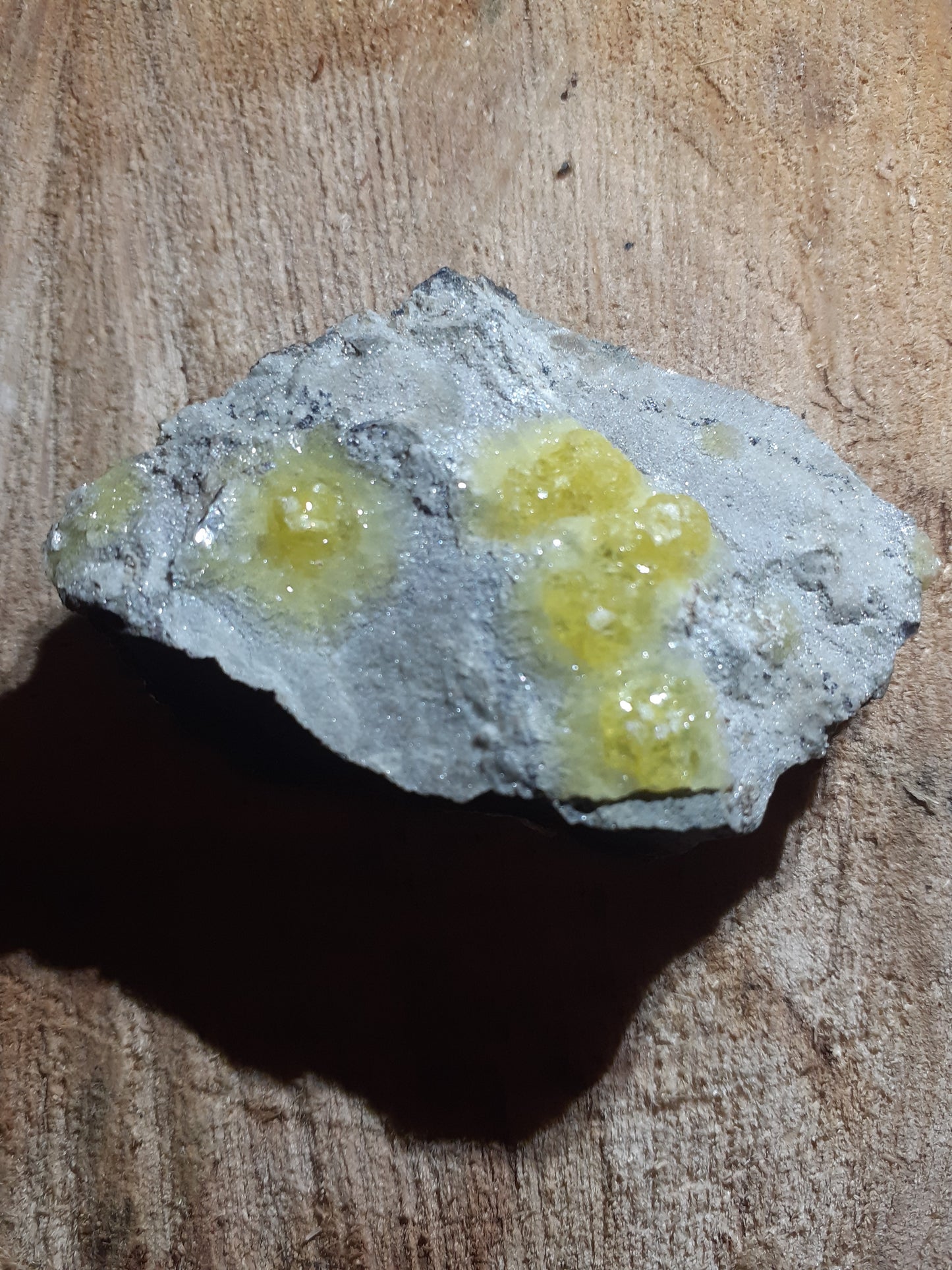 beautiful decorative cluster with yellow brucite, rough natural stone, 261 ct - Natural Gems Belgium