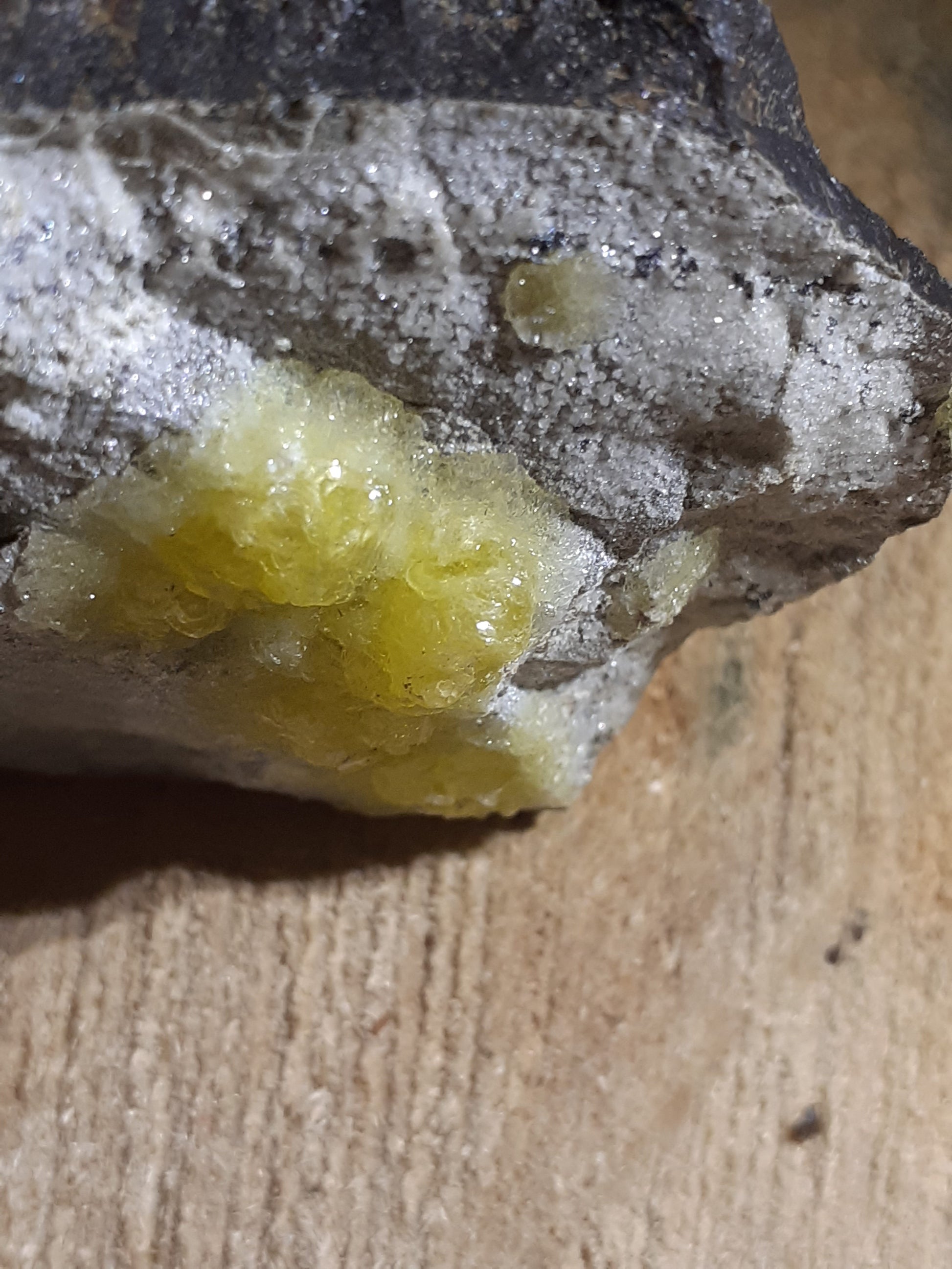 beautiful decorative cluster with yellow brucite, rough natural stone, 261 ct - Natural Gems Belgium