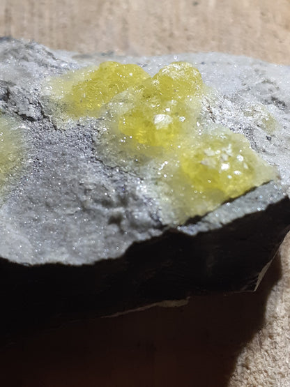 beautiful decorative cluster with yellow brucite, rough natural stone, 261 ct - Natural Gems Belgium