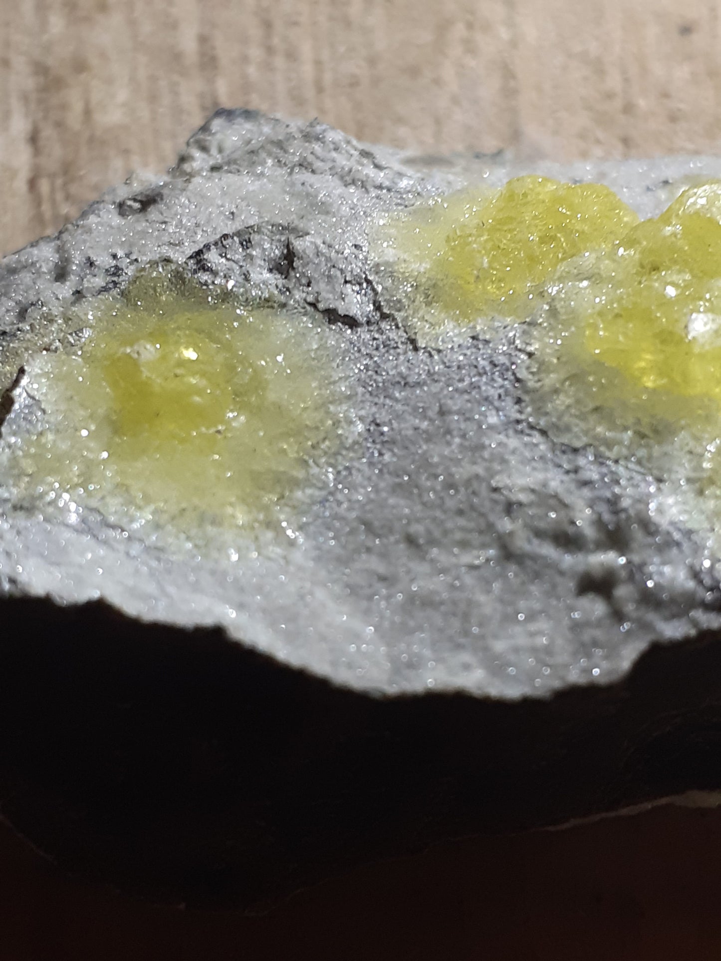 beautiful decorative cluster with yellow brucite, rough natural stone, 261 ct - Natural Gems Belgium