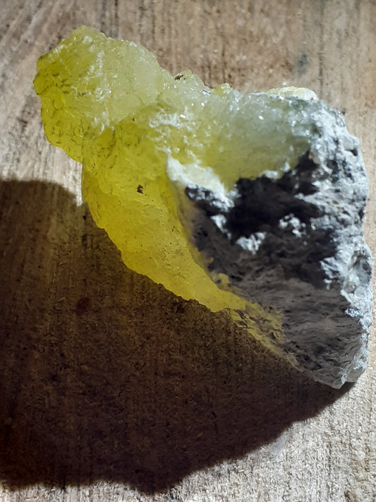 Very beautiful decorative cluster with mainly yellow brucite, rough natural stone, 134.80 ct - Natural Gems Belgium