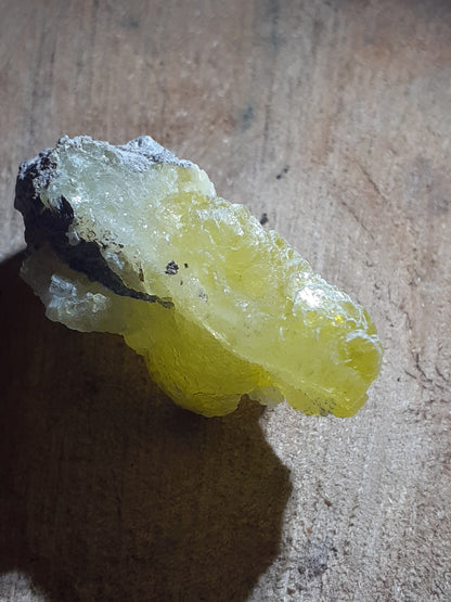 Very beautiful decorative cluster with mainly yellow brucite, rough natural stone, 134.80 ct - Natural Gems Belgium