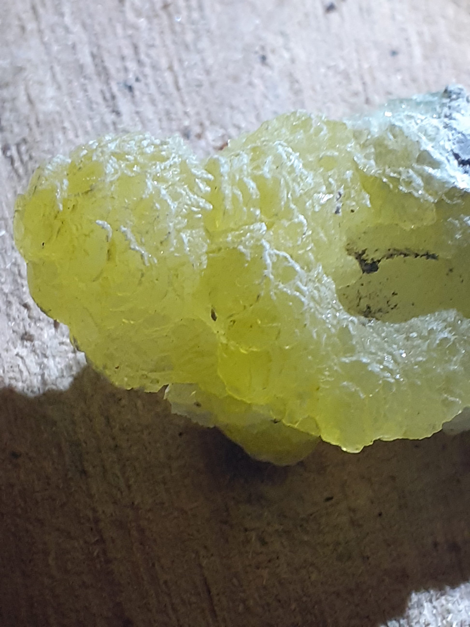 Very beautiful decorative cluster with mainly yellow brucite, rough natural stone, 134.80 ct - Natural Gems Belgium