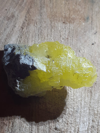 Very beautiful decorative cluster with mainly yellow brucite, rough natural stone, 134.80 ct - Natural Gems Belgium