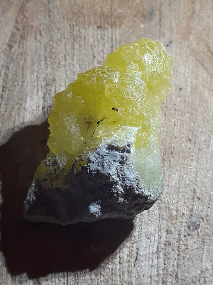 Very beautiful decorative cluster with mainly yellow brucite, rough natural stone, 134.80 ct - Natural Gems Belgium