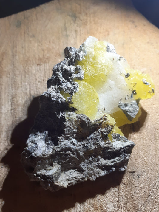 Beautiful decorative cluster with yellow brucite, rough natural stone, 251.40 ct - Natural Gems Belgium