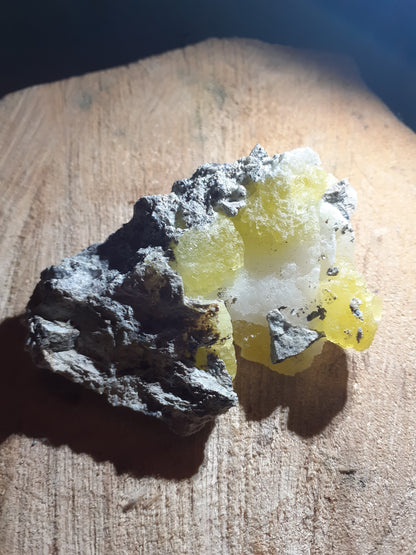 Beautiful decorative cluster with yellow brucite, rough natural stone, 251.40 ct - Natural Gems Belgium