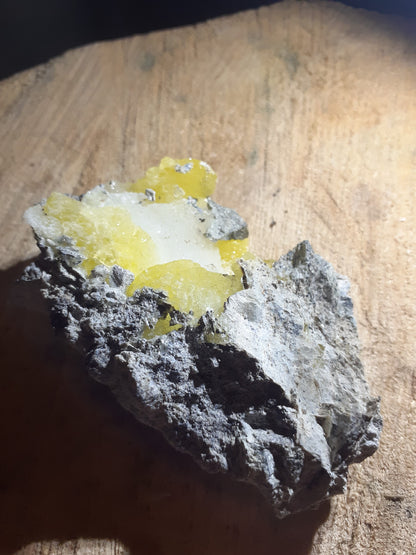 Beautiful decorative cluster with yellow brucite, rough natural stone, 251.40 ct - Natural Gems Belgium