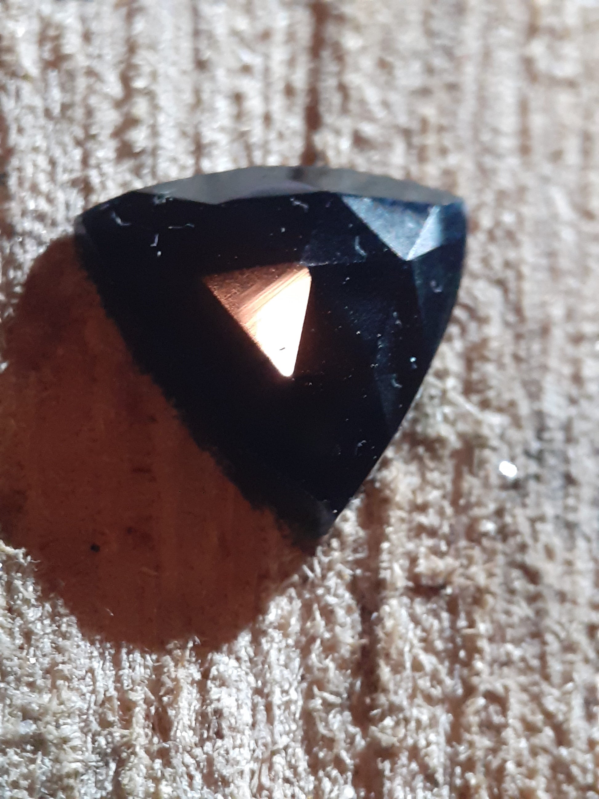 Natural Black Spinel, trillion rose cut , 4.35 ct, Afrika , untreated - Natural Gems Belgium