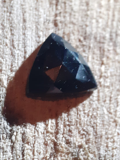 Natural Black Spinel, trillion rose cut , 4.35 ct, Afrika , untreated - Natural Gems Belgium