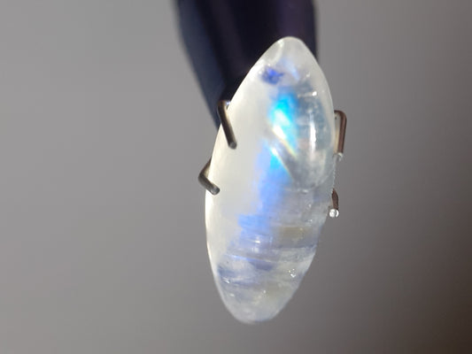 marquise cabochon natural pale blue to rainbow moonstone, 4.35 ct - Natural Gems Belgium