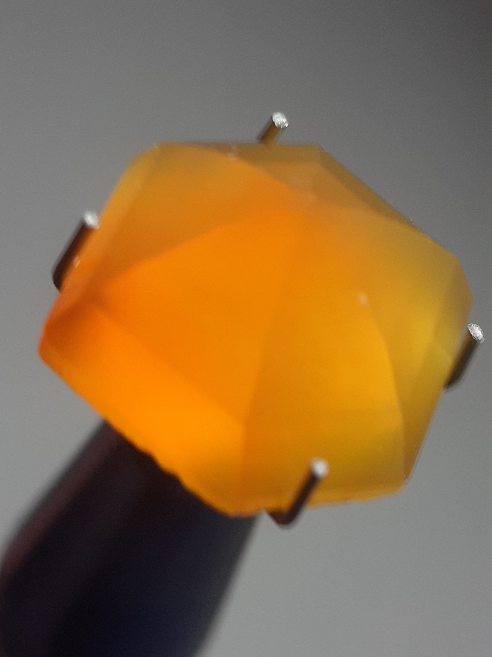 yellow orange Carnelian,rose cut, hexagon, 7.15 ct - Natural Gems Belgium