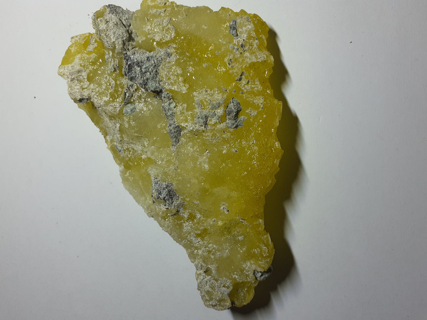 high quality cluster with mainly yellow brucite, rough natural stone, 524.75 ct - Natural Gems Belgium