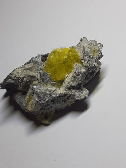 attractive cluster with brucite, rough natural stone, 329.70 ct - Natural Gems Belgium