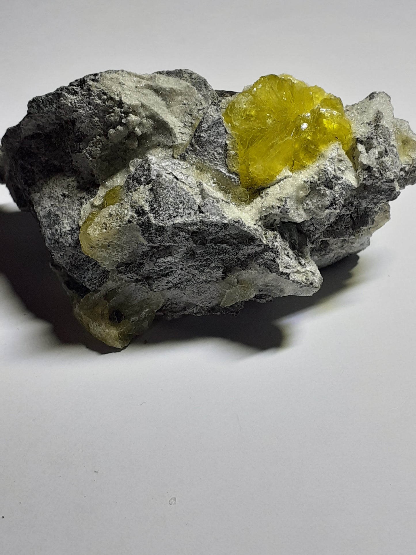 attractive cluster with brucite, rough natural stone, 329.70 ct - Natural Gems Belgium