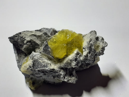 attractive cluster with brucite, rough natural stone, 329.70 ct - Natural Gems Belgium
