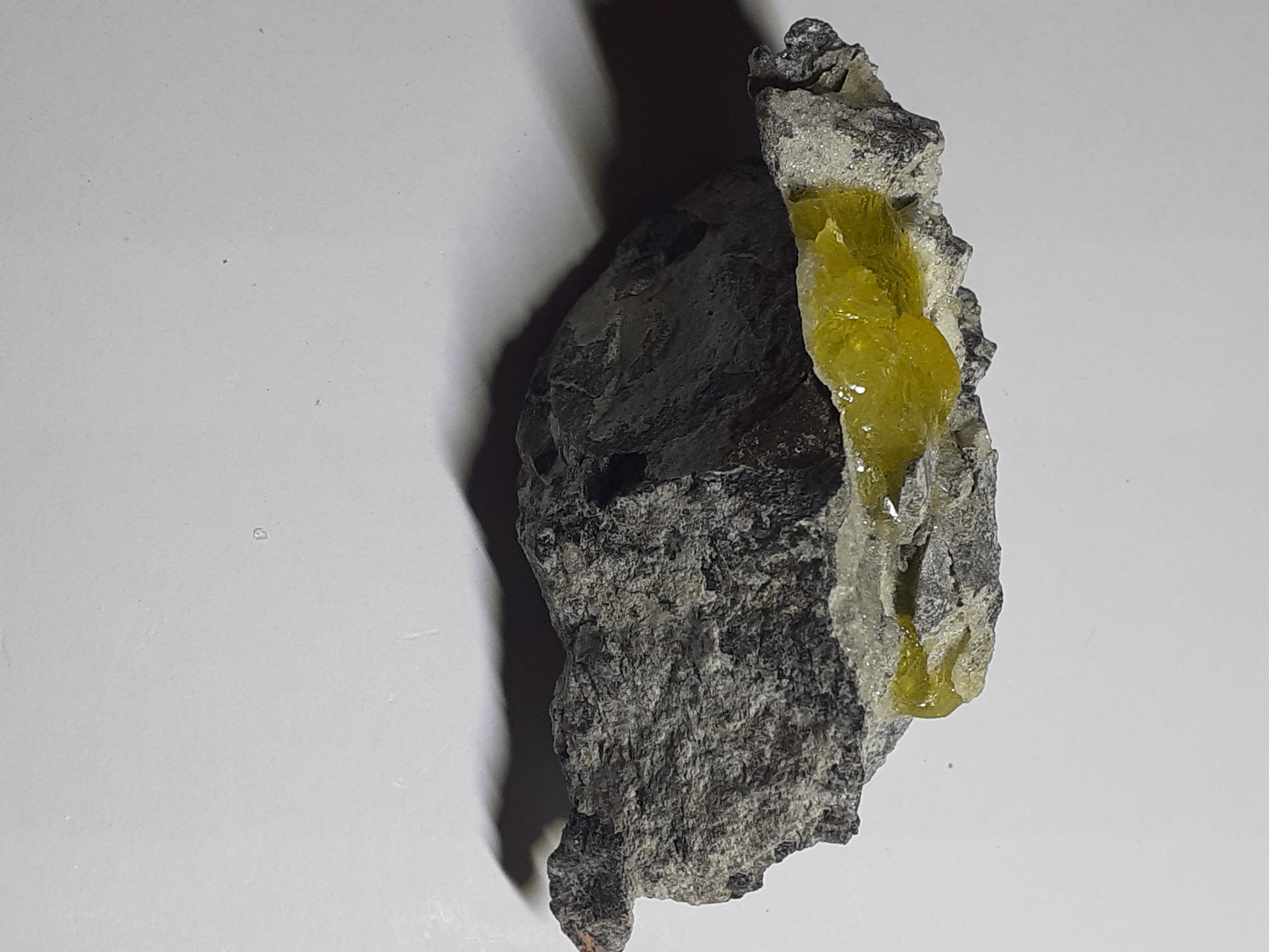 attractive cluster with brucite, rough natural stone, 329.70 ct - Natural Gems Belgium