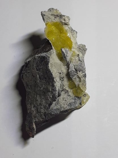 attractive cluster with brucite, rough natural stone, 329.70 ct - Natural Gems Belgium