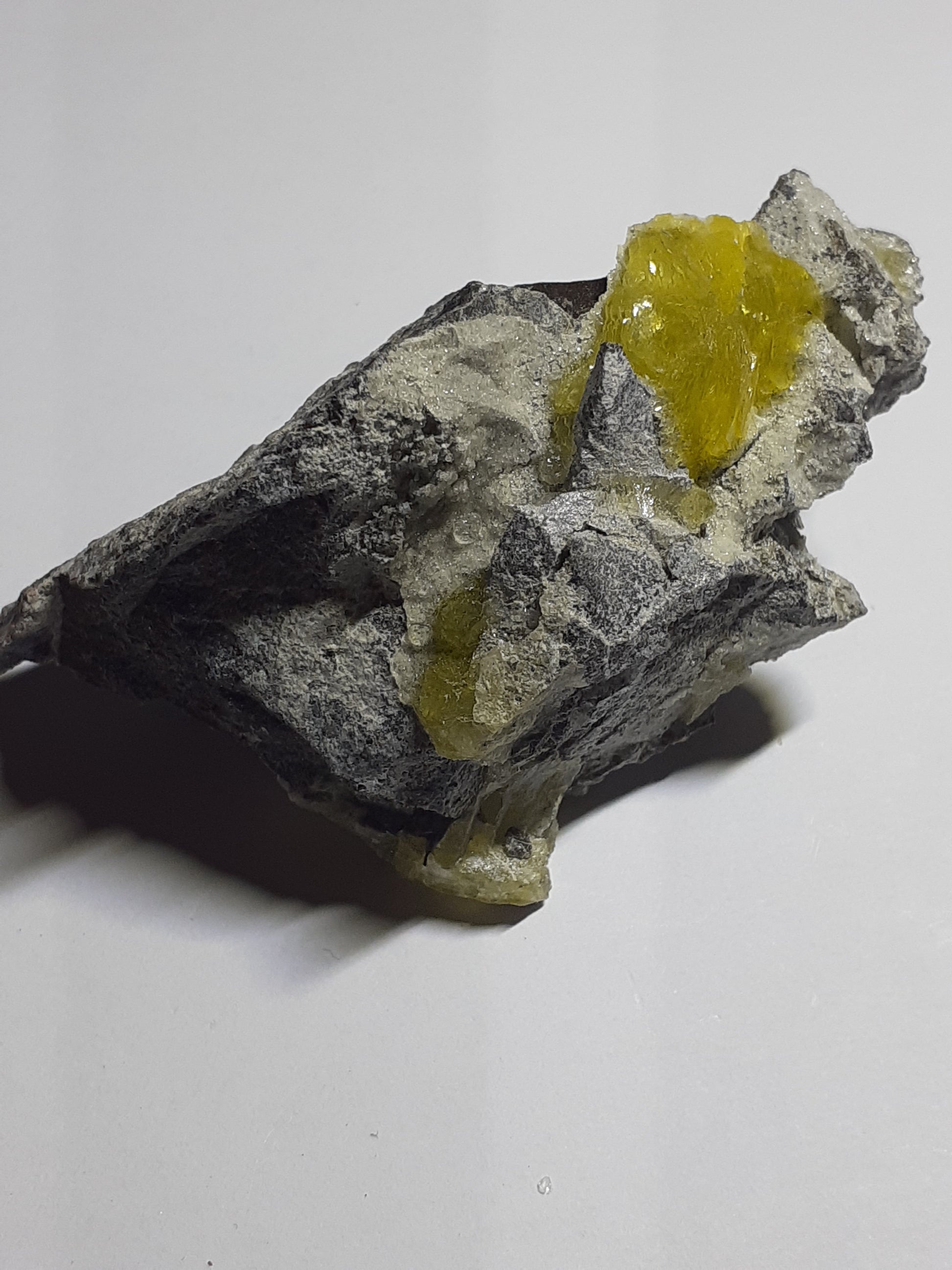 attractive cluster with brucite, rough natural stone, 329.70 ct - Natural Gems Belgium