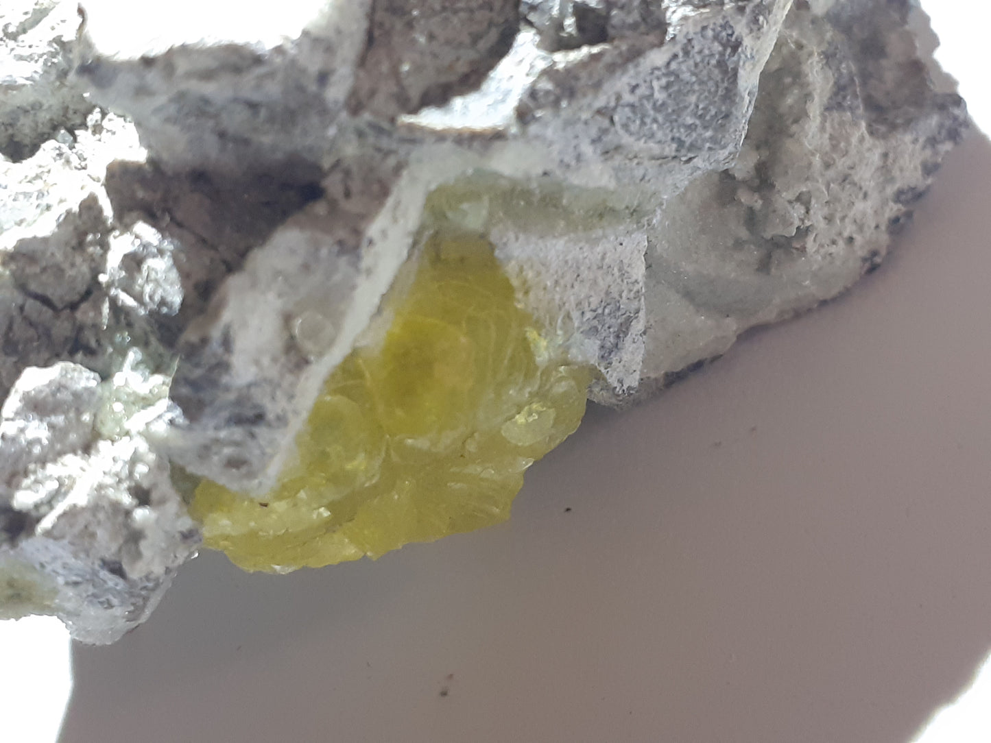 attractive cluster with brucite, rough natural stone, 329.70 ct - Natural Gems Belgium