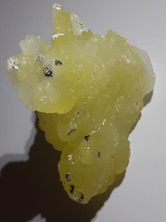 99 procent pure brucite, rough natural crystal cluster, 281.65 ct - Natural Gems Belgium