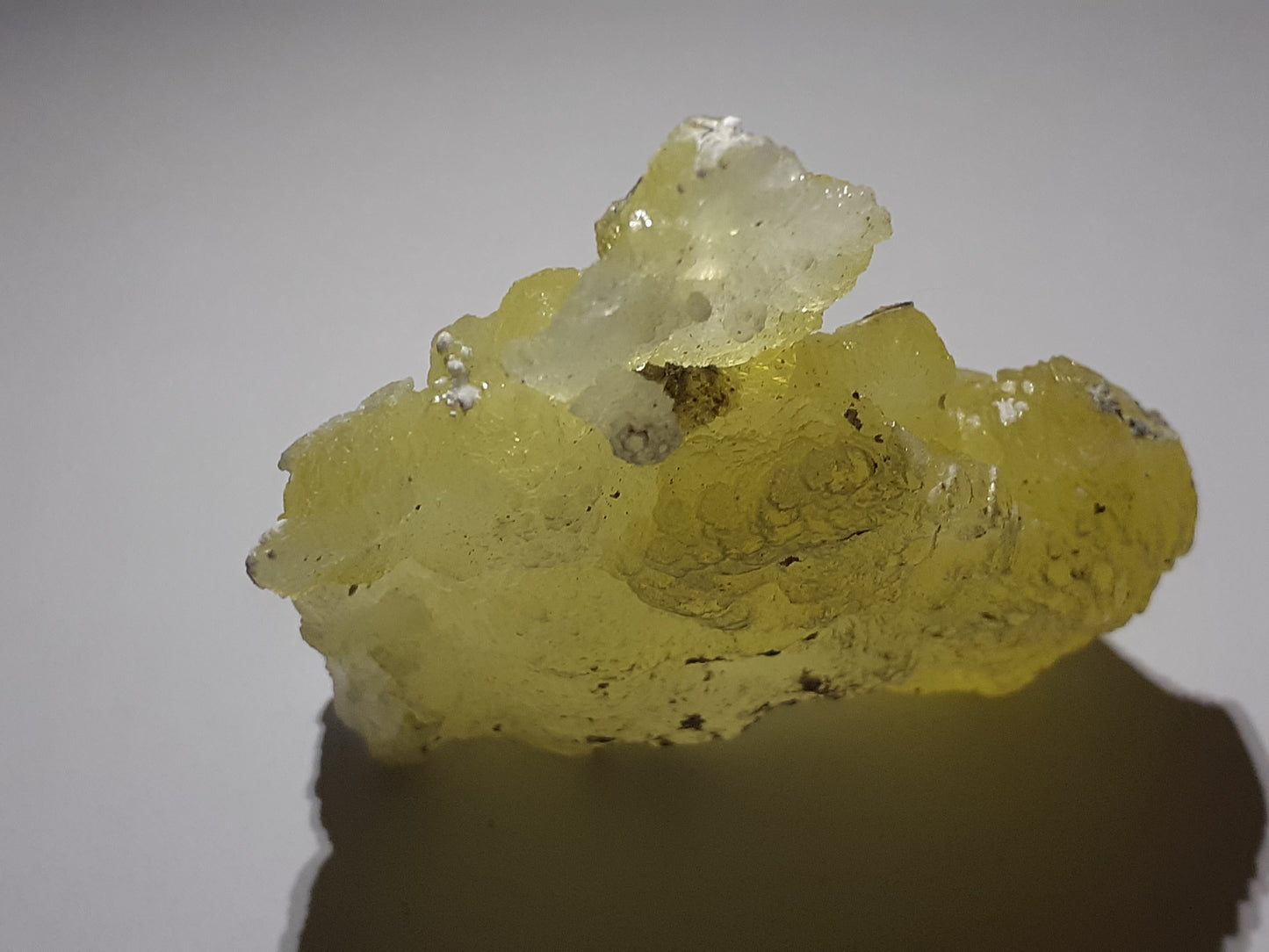 99 procent pure brucite, rough natural crystal cluster, 281.65 ct - Natural Gems Belgium