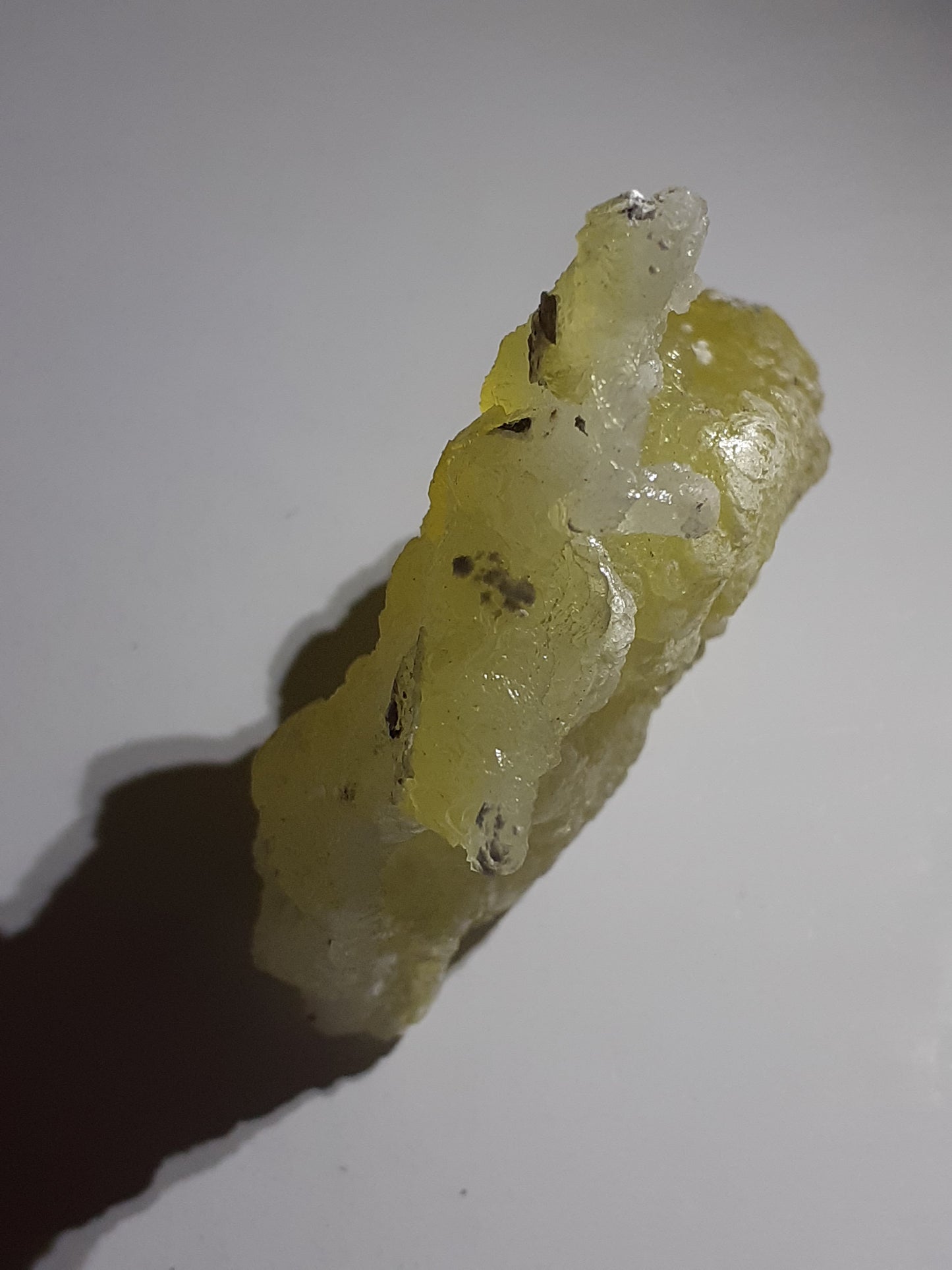 99 procent pure brucite, rough natural crystal cluster, 281.65 ct - Natural Gems Belgium