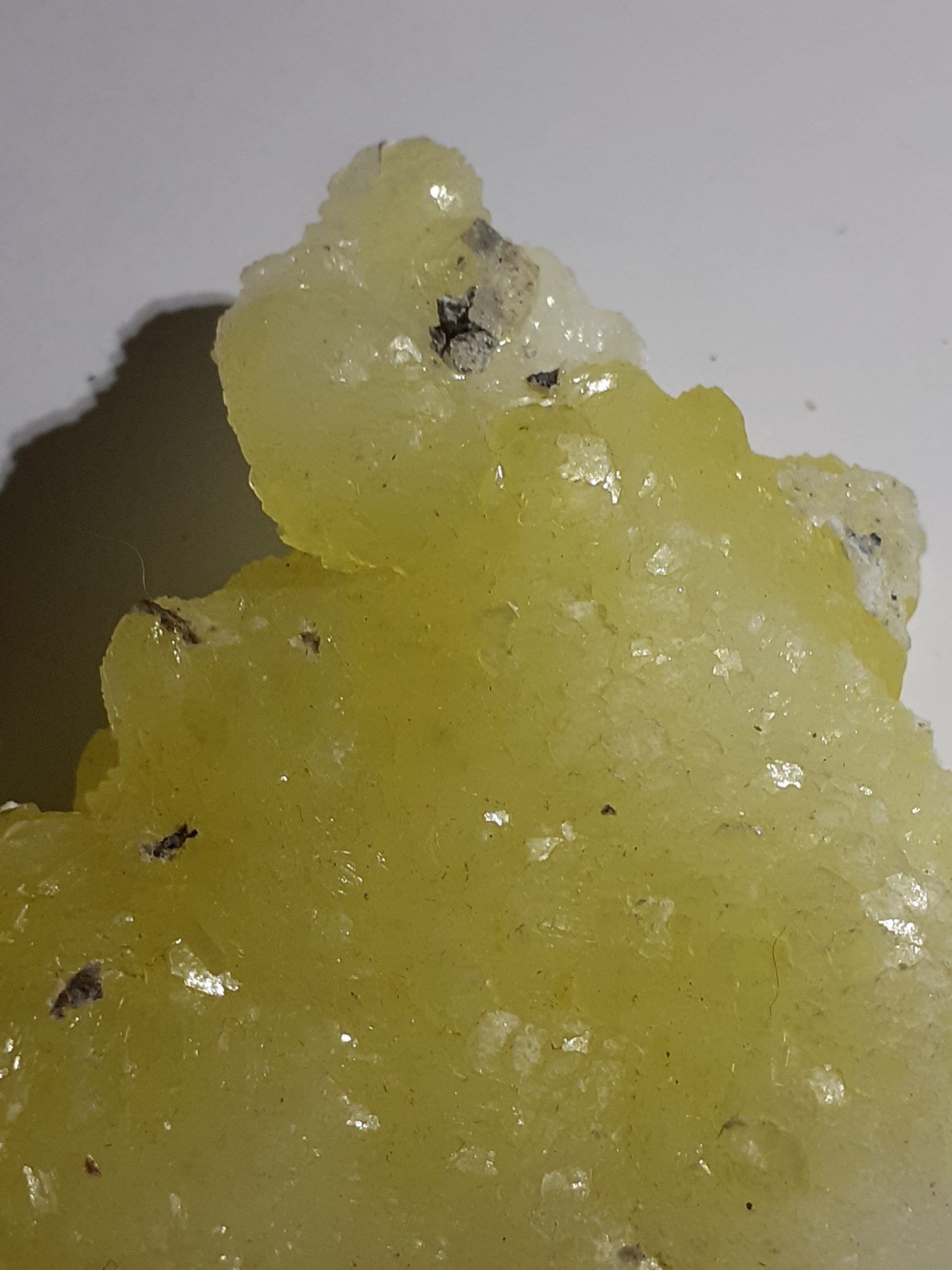 99 procent pure brucite, rough natural crystal cluster, 281.65 ct - Natural Gems Belgium