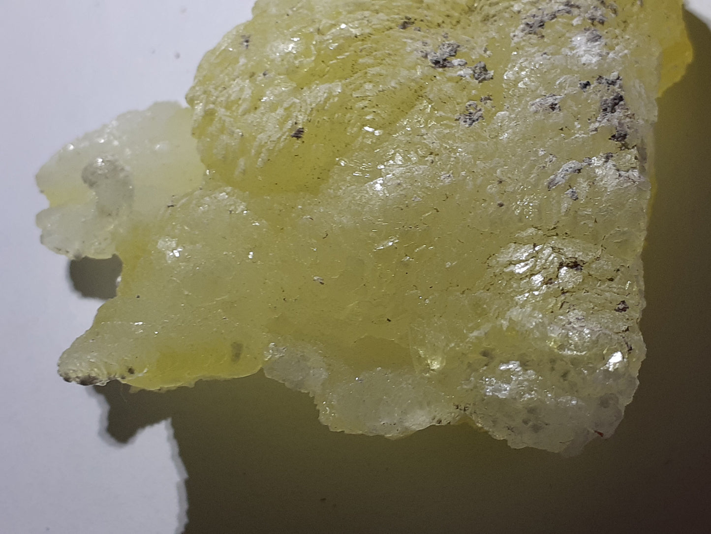 99 procent pure brucite, rough natural crystal cluster, 281.65 ct - Natural Gems Belgium