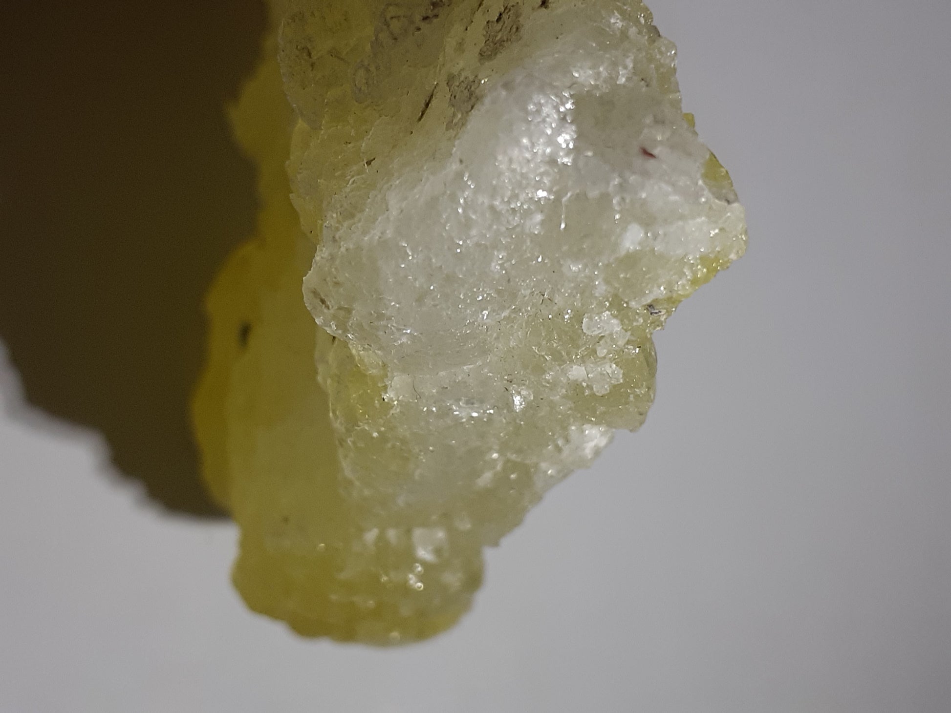 99 procent pure brucite, rough natural crystal cluster, 281.65 ct - Natural Gems Belgium